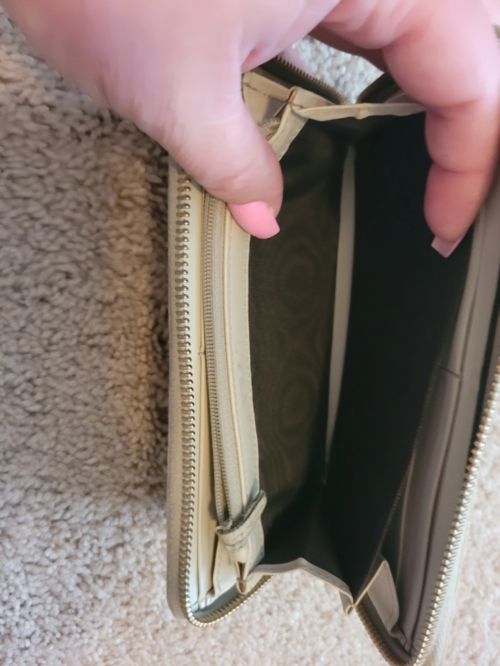 Gucci Beige Guccissima Leather
Zip-Around Wallet - Picture 11 of 15